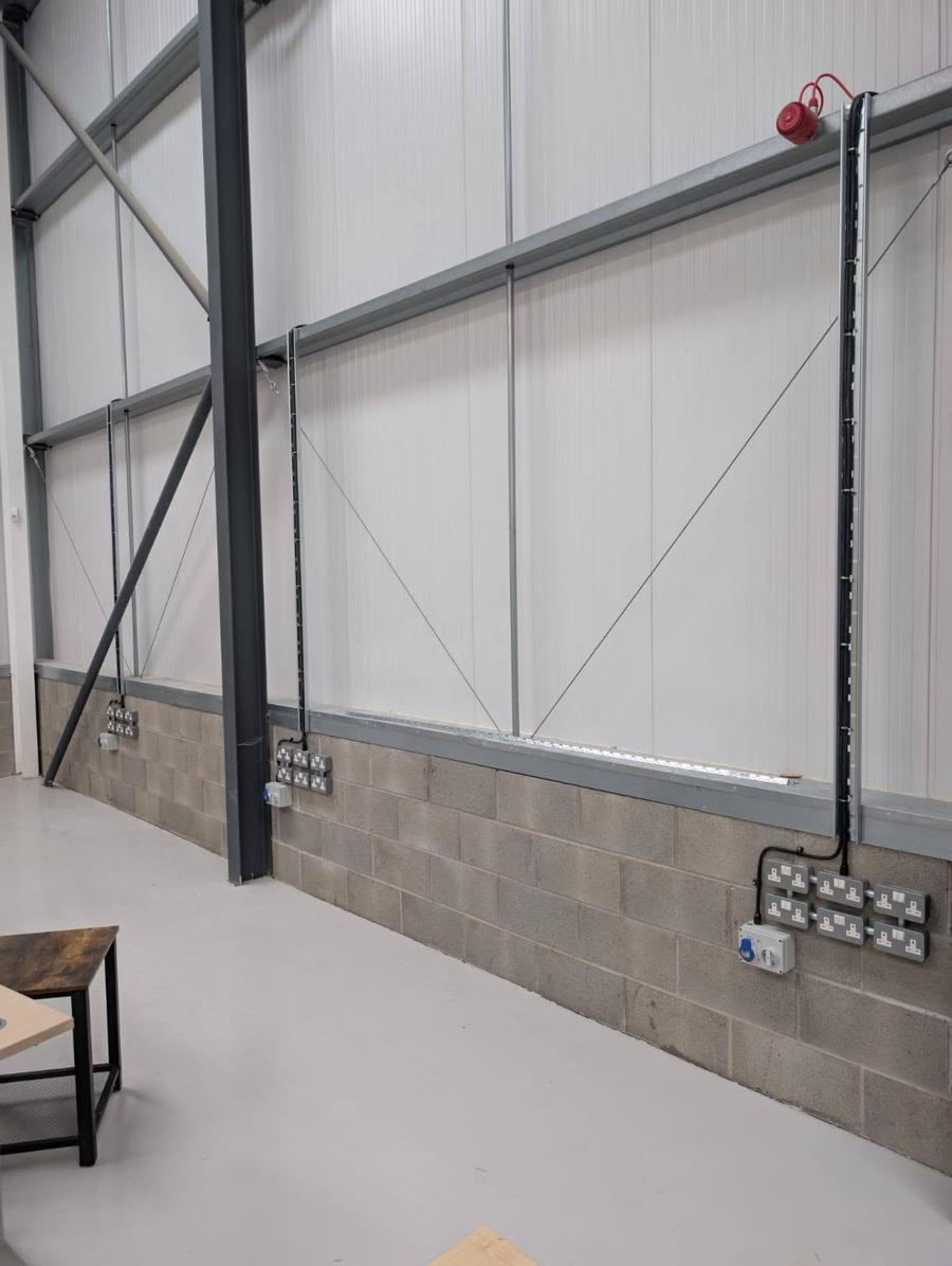 High-level containment and socket outlets in a warehouse unit