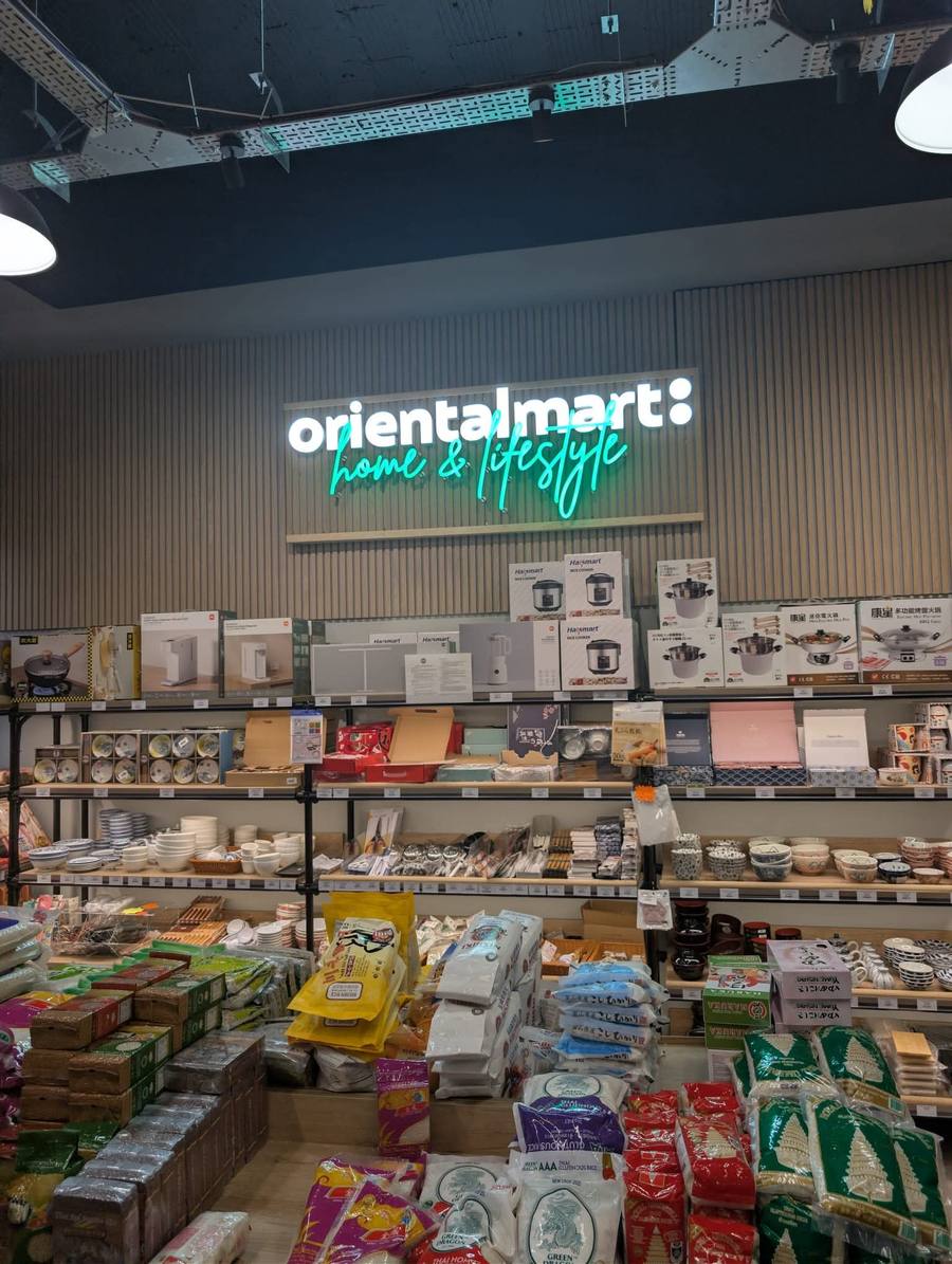 Retail unit shelving and lighting